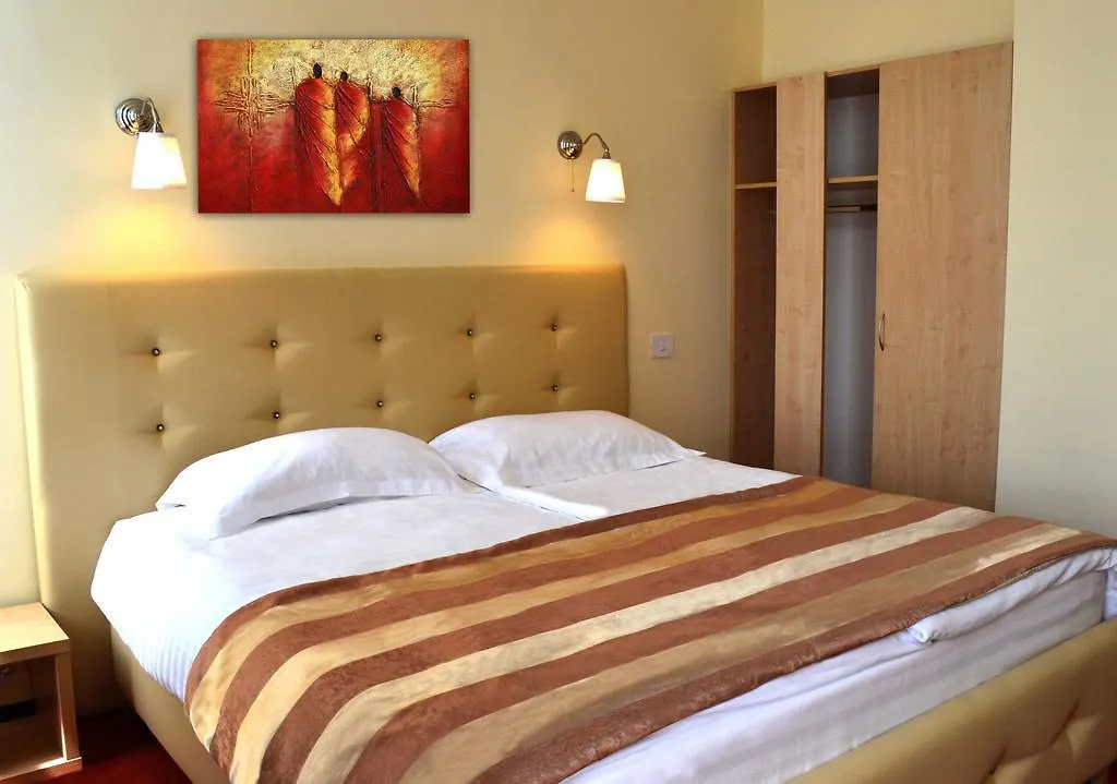 Capitol Hotel Бухарест 4*,