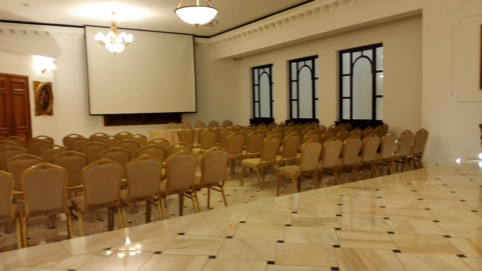 Capitol Hotel Бухарест