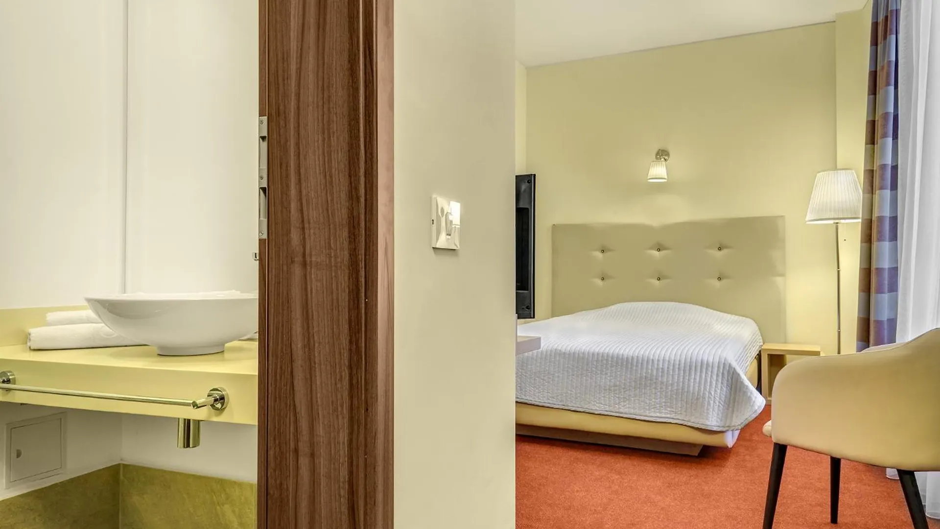 Capitol Hotel Бухарест